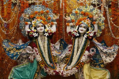 Gaura Neeta Murthys Krishna-Balaram-temppelissä Veerindavamissa. Intia tekijältä Unbekannt