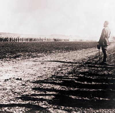 Kenraali Henri Gouraud mittasi joukkojen kenttää, c1914-c1918. tekijältä Unbekannt