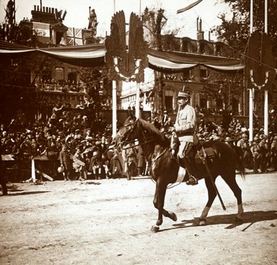Kenraali Toulorge voittoparaatissa Pariisissa, Ranskassa, c1918-c1919 tekijältä Unbekannt