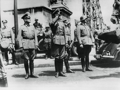 Kenraali von Bock tervehti Riemukaarien ohi paraajoivia saksalaisia joukkoja, Pariisi, 14. kesäkuuta 1940 tekijältä Unbekannt