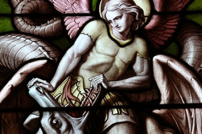 Geneve, Geneve, Sveitsi, 7.5.2015 - Basilica Notre-Dame of Geneve. Lasimaalaus. Enkeli taistelee Saatanaa lohikäärmeenä. tekijältä Unbekannt