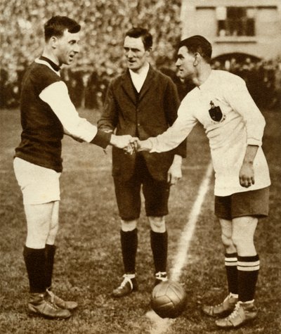 George Kay ja Joe Smith ennen alkua, FA Cupin finaali, Wembley Stadium, Lontoo, 1923, 1935. tekijältä Unbekannt