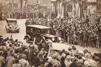George VI ja kuningatar Elizabeth lähtevät Buckinghamin palatsista lomailemaan Windsoriin vuonna 1937 tekijältä Unbekannt
