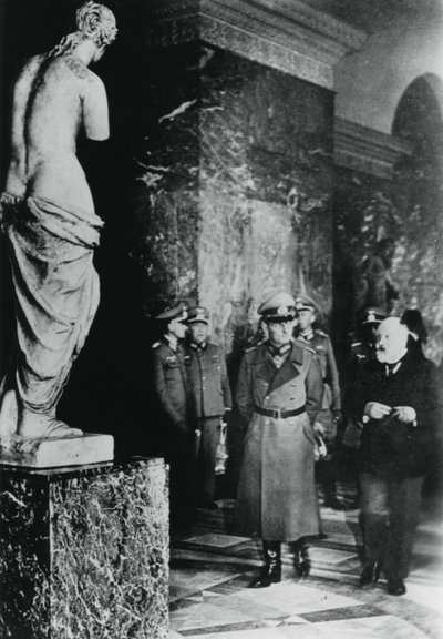 Saksan kenttämarsalkka von Rundstedt vierailemassa Louvressa, miehitetty Pariisi, lokakuu 1940 tekijältä Unbekannt