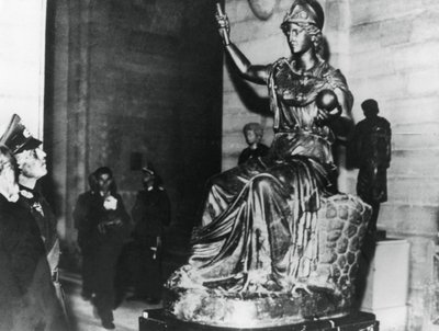Saksan kenttämarsalkka von Rundstedt vierailemassa Louvressa, miehitetty Pariisi, lokakuu 1940 tekijältä Unbekannt