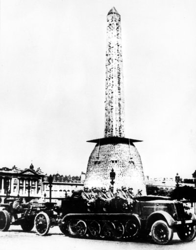 Saksalainen tykistö ajamassa Place de la Concorden läpi Pariisissa, 1940 tekijältä Unbekannt