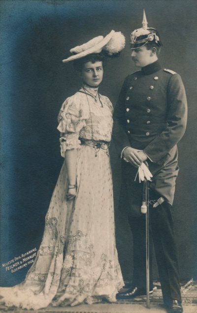 Saksalainen pariskunta. Miesten univormussa, 1906 tekijältä Unbekannt