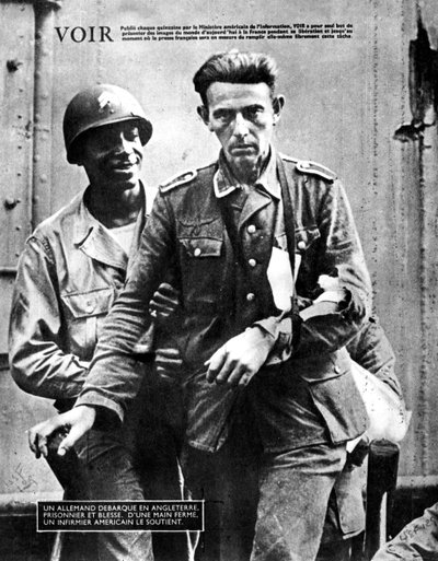 Englantiin saapuva saksalainen sotavanki amerikkalaisen sotilaan saattajana, 1944 tekijältä Unbekannt
