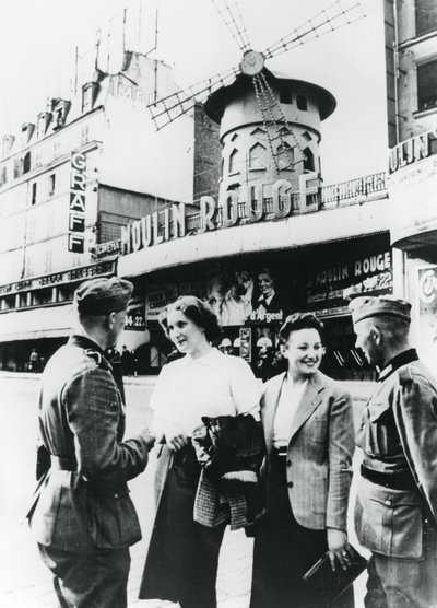 Saksalaiset sotilaat keskustelemassa ranskalaisnaisten kanssa Moulin Rougen ulkopuolella, miehitetty Pariisi, kesäkuu 1940 tekijältä Unbekannt