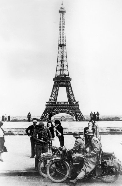 Saksalaiset sotilaat Eiffel-tornin edessä, Pariisi, 1940 tekijältä Unbekannt