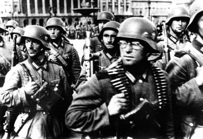 Saksalaiset sotilaat marssivat Pariisissa 14. kesäkuuta 1940 tekijältä Unbekannt