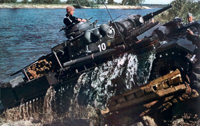 Saksalainen tankki kaataa jokea, Venäjä, 1941 tekijältä Unbekannt