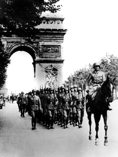 Saksalaiset joukot marssivat Champs Elysees