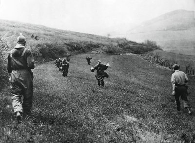 Saksalaiset joukot antautumassa Yhdysvaltain 1. armeijan sotilaille lähellä Elsbornia, Saksa, huhtikuu 1945 tekijältä Unbekannt
