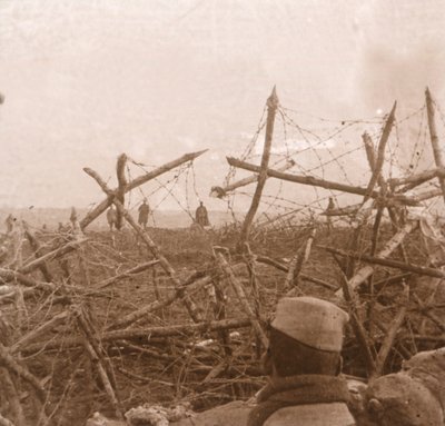Saksalaiset tulevat ulos juoksuhaudoista, Massiges, Pohjois-Ranska, c1914-c1918. tekijältä Unbekannt