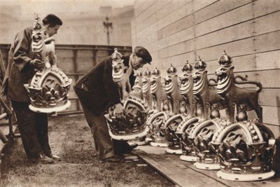 Kullatut kruunut ostoskeskukselle, 1937 tekijältä Unbekannt