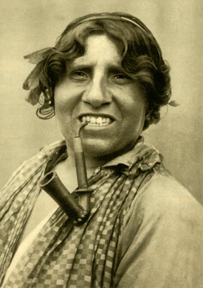 Pippua polttava mustalainen nainen, Burgenland, Itävalta, v.1935. tekijältä Unbekannt