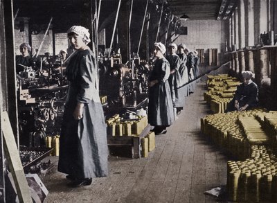 Tyttötyöläisiä ammustehtaalla, 1915 tekijältä Unbekannt