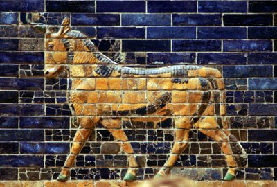 Lasitettu tiilireliefi härästä Ishtarin portille johtavalla pyhällä tiellä, Babylon, n. 580 eaa. tekijältä Unbekannt