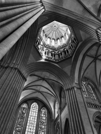 Goottilainen taide: risteyksen ylitys ja näkymä lyhtytornille. 1250 Cathedrale Notre Dame de Coutances (Manche). tekijältä Unbekannt