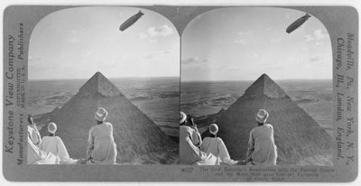 Graf Zeppelin Gizan pyramidien yläpuolella, n. 1930 (stereografi) tekijältä Unbekannt