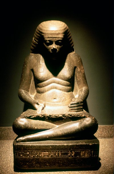 Graniittipatsas istuvasta muinaisesta egyptiläisestä kirjurista, Karnakista, 1718. dynastia, n. 1500 eaa. tekijältä Unbekannt