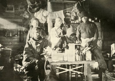 Ryhmä mökissä kesällä: Joyce ompelukoneella, 1908, 1909. tekijältä Unbekannt
