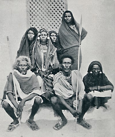 Ryhmä Danakil-miehiä ja naisia Italian satamasta, Assab Bay, Eritrea, 1912 tekijältä Unbekannt