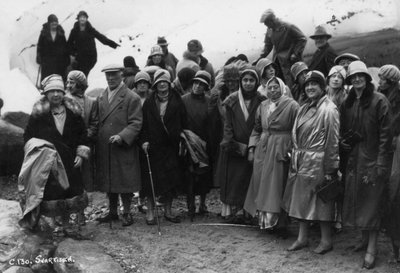 Turistiryhmä vierailee Svartisenissa, Pohjois-Norjassa, 1929 tekijältä Unbekannt