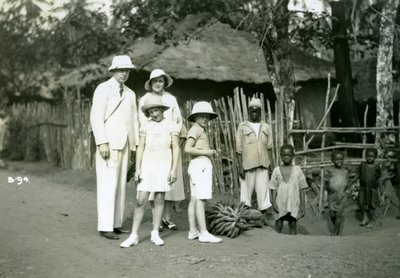 Ryhmämuotokuva eurooppalaisista ja paikallisista, Sierra Leone, 1900-luku tekijältä Unbekannt