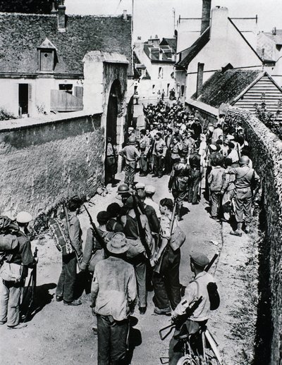 Ranskalaisten vastarintaliikkeen taistelijoiden ryhmät odottavat aseiden jakelua talossa, heinäkuu 1944 (m/v kuva) tekijältä Unbekannt