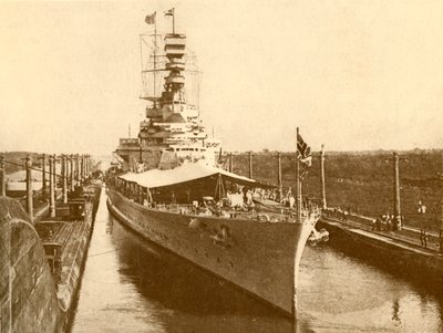 H.M.S. Tunnettu kulkeminen Panaman kanavan läpi Yorkin herttua ja herttuattaren kanssa aluksella, c1930 tekijältä Unbekannt
