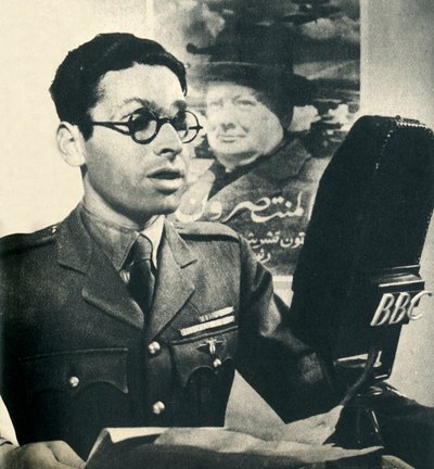 Hän lukee uutisia marokon arabiaksi. Taistelevan Ranskan armeijan jäsen, 1942. tekijältä Unbekannt