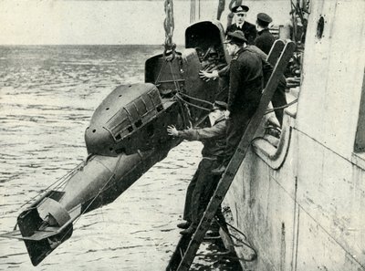 Chariotin miehitetyn torpedon nostaminen laivaan, toinen maailmansota, 1945. tekijältä Unbekannt