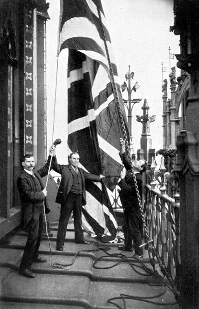 Hoisting the Union Jack, Houses of Parliament, Westminster, c1905 tekijältä Unbekannt