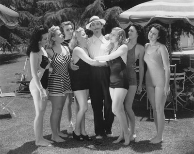 Hollywood, Kalifornia: n. 1935 Seitsemän uimapuvussa pukeutunutta nuorta naista kilpailee yhden miehen huomiosta. (m/w kuva) tekijältä Unbekannt