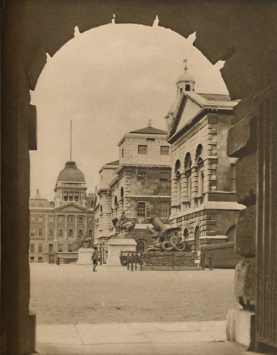 Hevosvartijoiden paraati kehystettynä Treasury Passagen kaaressa, n. 1935. tekijältä Unbekannt