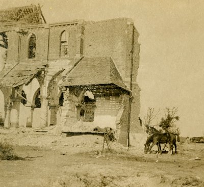 Hevoset laiduntavat lähellä rauniokirkkoa, Frise, Pohjois-Ranska, c1914-c1918 tekijältä Unbekannt