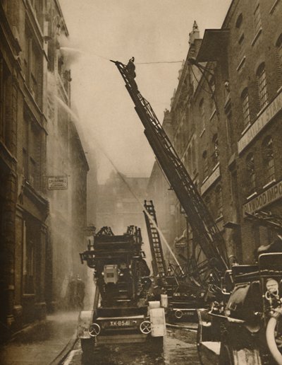 Kuinka Lontoon palokunta saa otteen vihollisensa kanssa, c1935. tekijältä Unbekannt