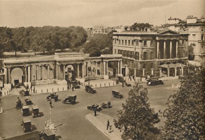 Hyde Parkin kulma, jossa on kolmoiskaari, joka johtaa kuninkaalliseen puistoon. Näytetään Apsley House, vuodelta 1935. tekijältä Unbekannt
