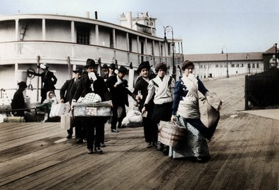 Maahanmuuttajat Yhdysvaltoihin laskeutuvat Ellis Islandille, New Yorkiin, vuonna 1900 tekijältä Unbekannt