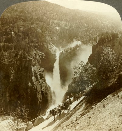 Suihkeen peittämän Rjukanfoksen vaikuttava kauneus, vaahtoava syksy, Norja, c1905. tekijältä Unbekannt