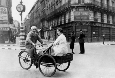 Improvisoitu polkupyöräajoneuvo, Saksan miehittämä Pariisi, 1940-1944 tekijältä Unbekannt