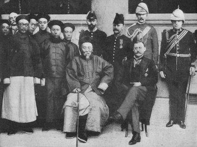 Far Cathayssa - Mielenkiintoinen ryhmä Hongkongissa, otettu ennen Li Hungin matkaa Pekiniin, 1900 tekijältä Unbekannt