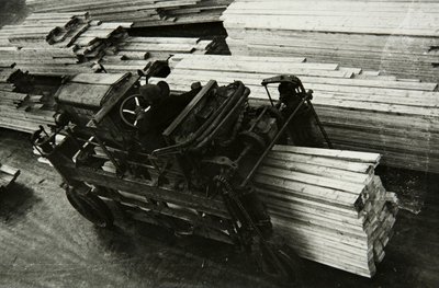 Puuntyöstötehtaalla, Venäjällä, 1950-luku tekijältä Unbekannt