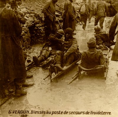 Loukkaantuneet sotilaat ensiapuasemalla, Froideterre, Verdun, Pohjois-Ranska, 1917 tekijältä Unbekannt