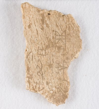Kaiverrettu luufragmentti oraakkeliluu, myöhäinen Shang-dynastia, n. 1300-1050 eaa. tekijältä Unbekannt