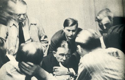 Saksalaisen internointileirin sisällä. Amerikkalaiset kuuntelevat Lontoota, 1942. tekijältä Unbekannt