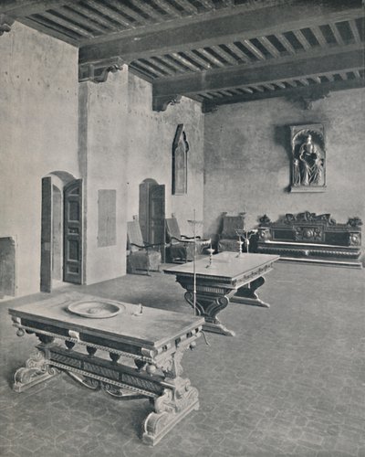 Sisustus Palazzo Davanzati, Firenze. Kahdella 1500-luvun pöydällä, 1928 tekijältä Unbekannt