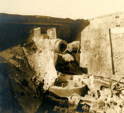 Säiliön sisäpuoli, joka on revitty auki, c1914-c1918 tekijältä Unbekannt